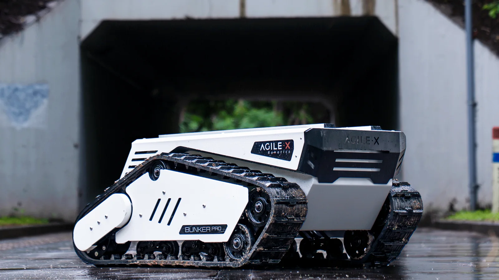 BUNKER PRO 2.0 na mokrej nawierzchni w przejeździe pod wiaduktem - platforma gąsienicowa (zdjęcie producenta)