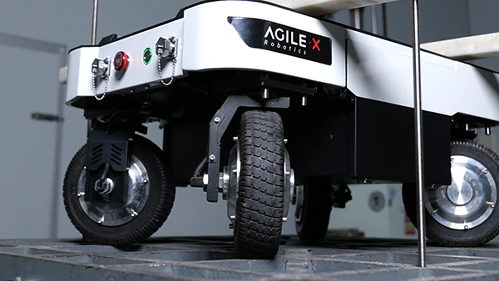 RANGER MINI 3.0 na stanowisku testowym - zawieszenie i koła w zbliżeniu (zdjęcie producenta)