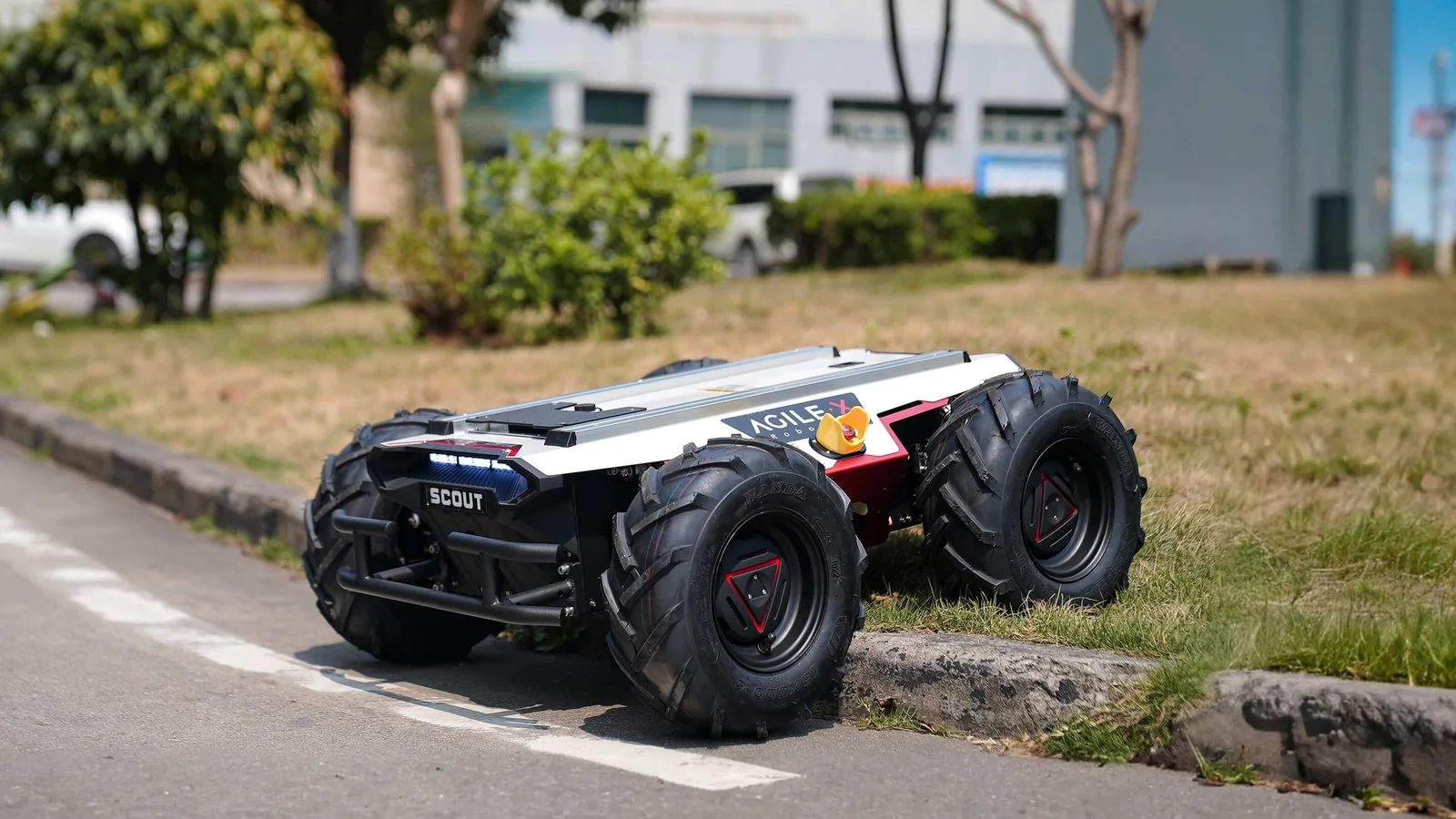 SCOUT 2.0 na trawniku przy krawężniku - terenowa platforma 4WD (zdjęcie producenta)