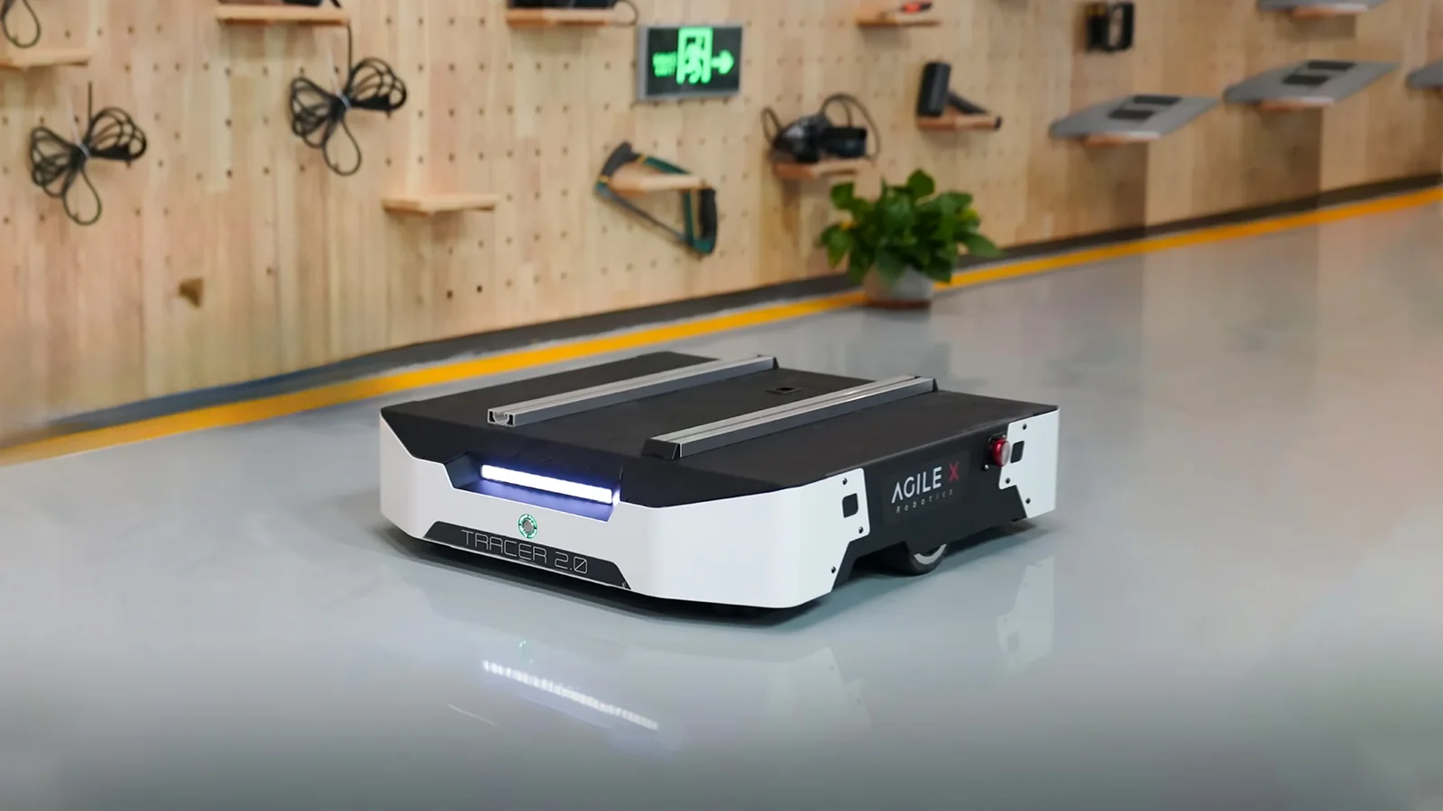 TRACER 2.0 na posadzce warsztatu - płaski AGV z pasem świetlnym z przodu (zdjęcie producenta)